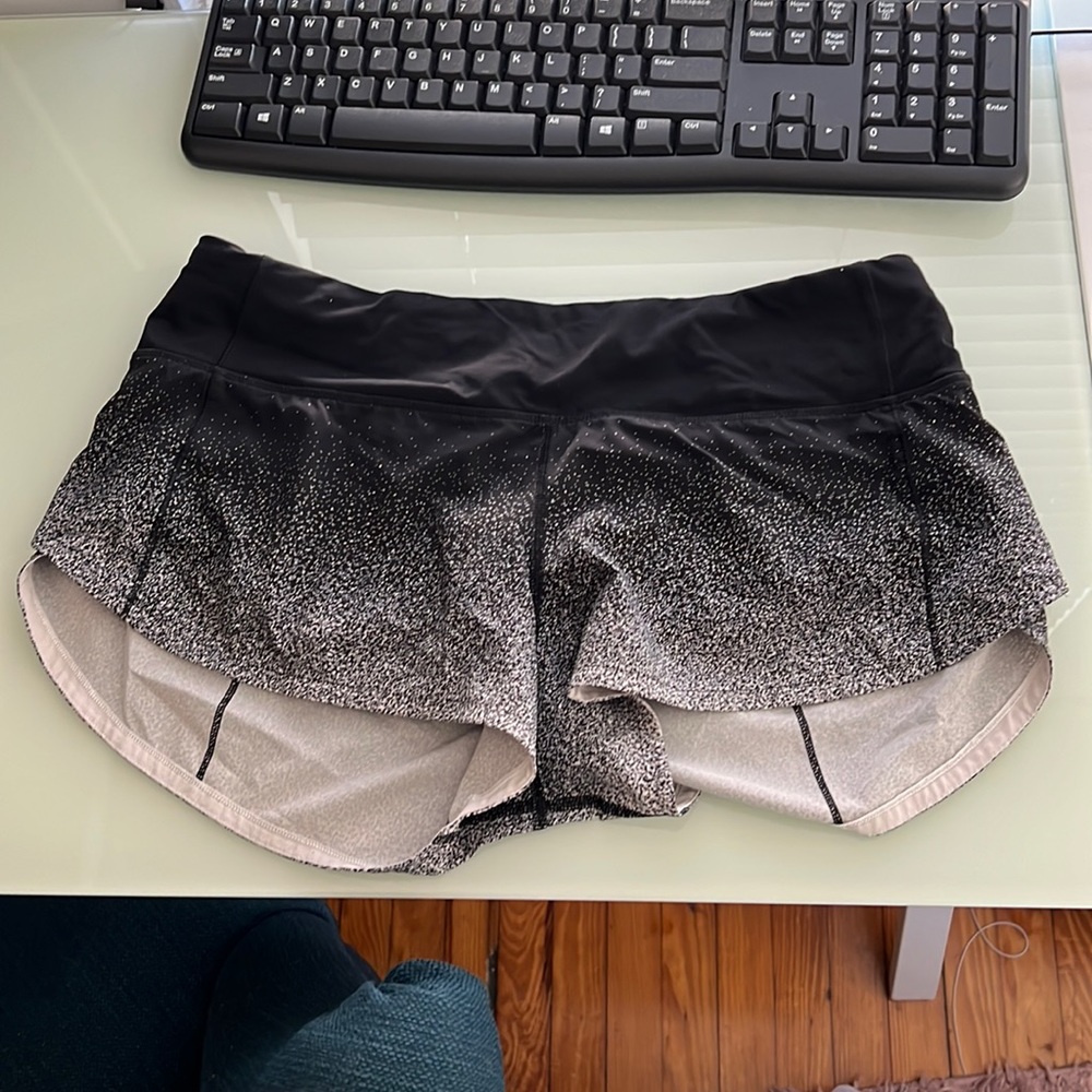 Size 6 lululemon speed up shorts. 2.5 inch!